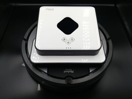 ルンバの上に乗せたブラーバ。一回り以上ルンバより小さいことがわかる