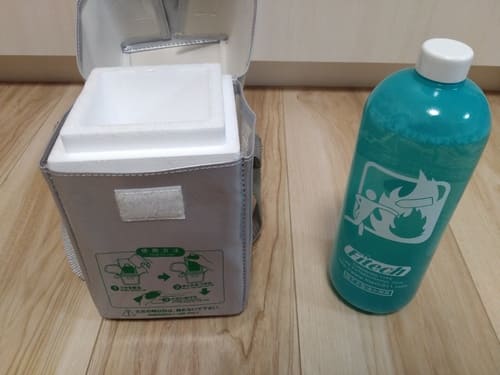 左は箱。割れないように厳重になっている。右が消火剤。