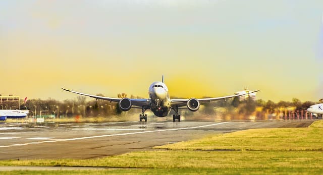 楽天ゴールドカードは飛行機を利用する人にはお得?