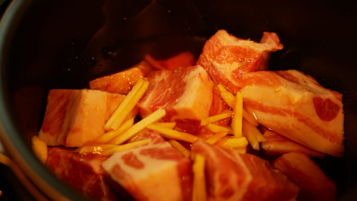 豚の塊肉を切ったものと調味料などを加えて「自動調理　3」で調理開始
