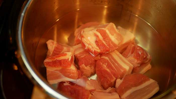 豚肉を煮込み自慢で茹でます