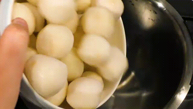 KN-HW16Eで里芋の煮っころがしを作っている様子