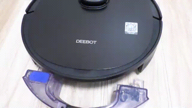 DEEBOT OZMO 950に専用タンク、モップを付けると水拭きモードに